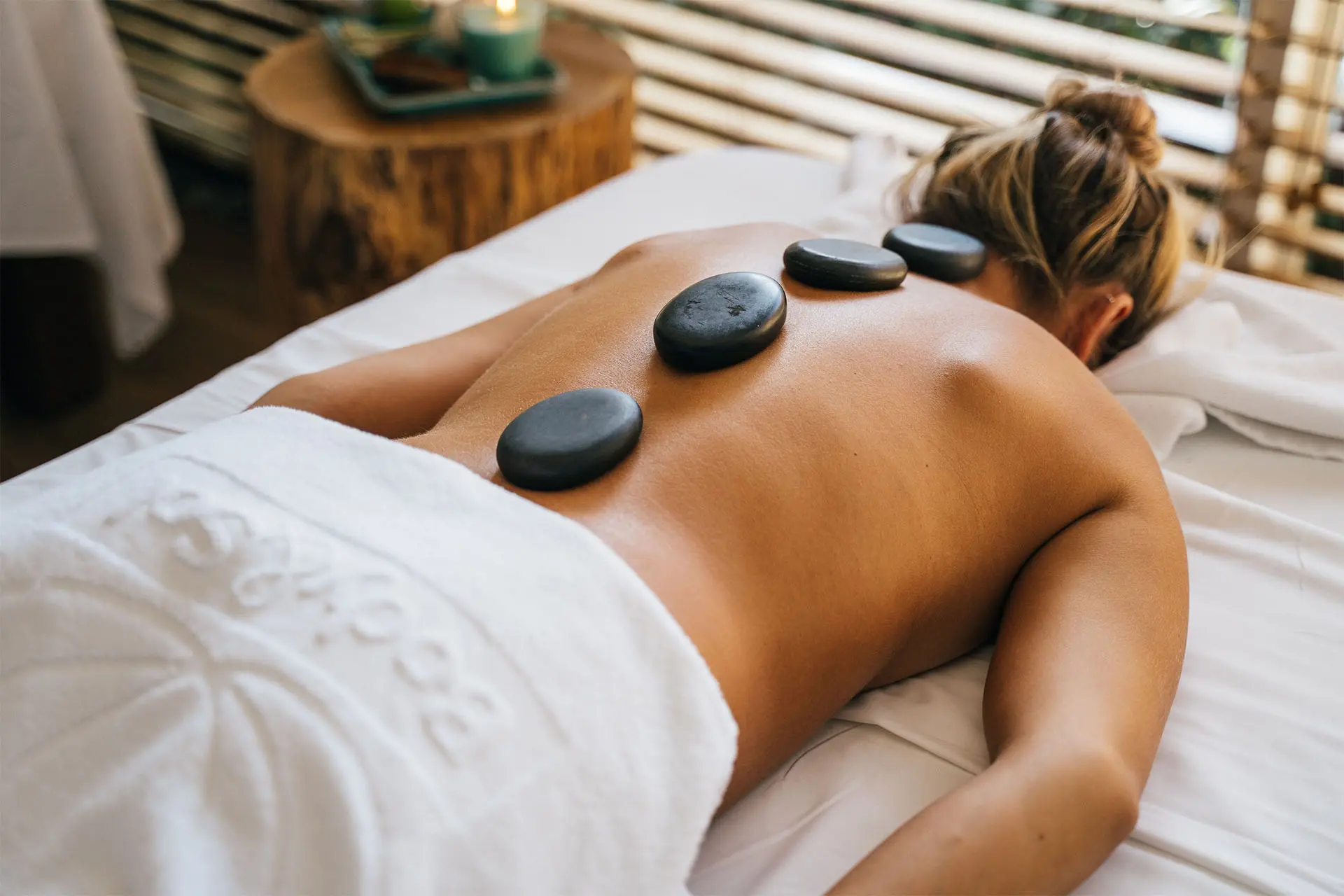 En este momento estás viendo Masaje con Piedras Calientes: Relajación y Energía en un Solo Tratamiento